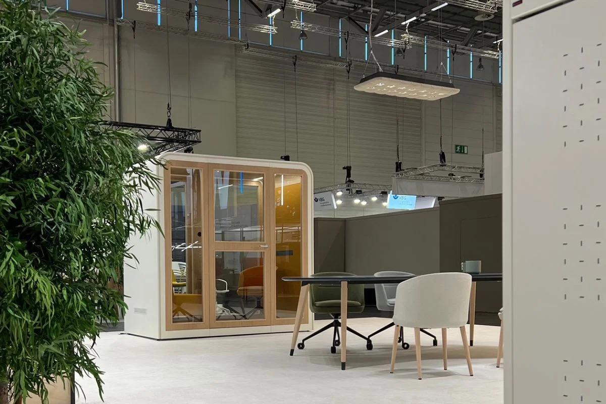 Cabinas acústicas para oficinas: espacios privados sin sacrificar diseño