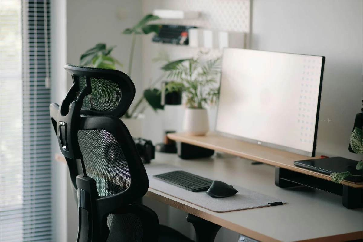 Sillas ergonómicas: cómo elegir la mejor para tu diseño de oficinas